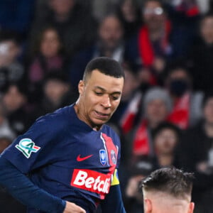 Kylian Mbappé ( 7 - PSG ) et Marcin BULKA ( 1 - Nice ) lors du match de Coupe de France opposant le Paris Saint Germain à l' OGC Nice au Parc des Princes le 13 mars 2024 à Paris ( Photo by federico pestellini / panoramic ) -