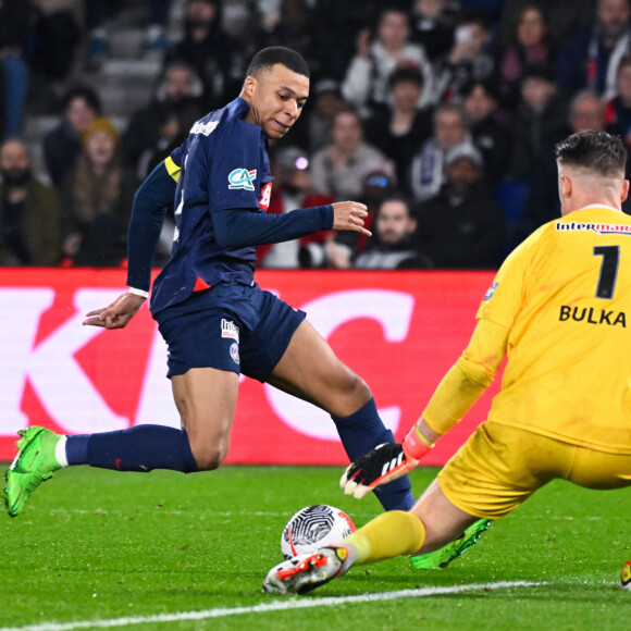 Kylian Mbappé ( 7 - PSG ) et Marcin BULKA ( 1 - Nice ) lors du match de Coupe de France opposant le Paris Saint Germain à l' OGC Nice au Parc des Princes le 13 mars 2024 à Paris ( Photo by federico pestellini / panoramic )