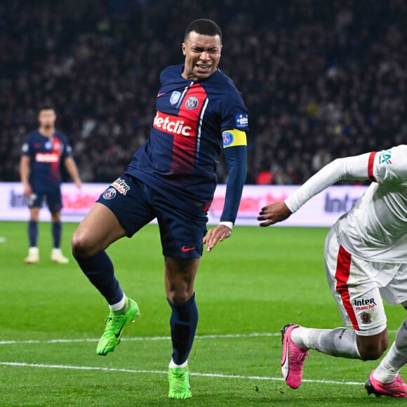 Kylian Mbappé ( 7 - PSG ) et DANTE Costa ( 4 - Nice ) lors du match de Coupe de France opposant le Paris Saint Germain à l' OGC Nice au Parc des Princes le 13 mars 2024 à Paris ( Photo by federico pestellini / panoramic )