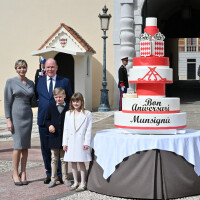 PHOTOS Albert de Monaco fête ses 66 ans : doux baiser à sa femme Charlene et énorme gâteau pour son anniversaire