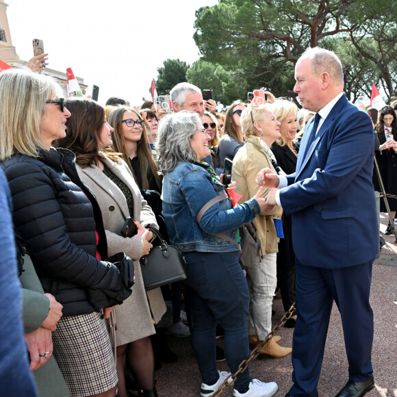 Toute la petite famille a ensuite rencontré les Monégasques présents. 
Le prince Albert II de Monaco fête son anniversaire (66 ans) avec la princesse Charlène de Monaco et leurs enfants, le prince de Monaco et la princesse Gabriella de Monaco, comtesse de Carladès, sur la Place du Palais princier de Monaco, le 14 mars 2024. © Bruno Bebert/Bestimage 