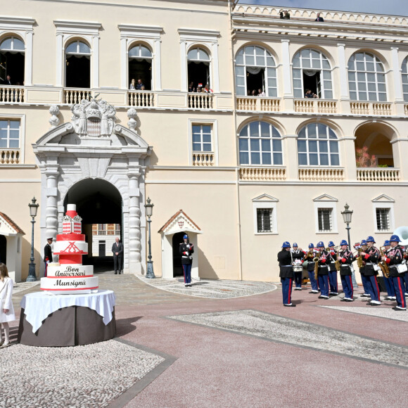 Devant un immense gâteau.
Le prince Albert II de Monaco fête son anniversaire (66 ans) avec la princesse Charlène de Monaco et leurs enfants, le prince Jacques de Monaco, marquis des Baux, et la princesse Gabriella de Monaco, comtesse de Carladès, sur la Place du Palais princier de Monaco, le 14 mars 2024. © Bruno Bebert/Bestimage 