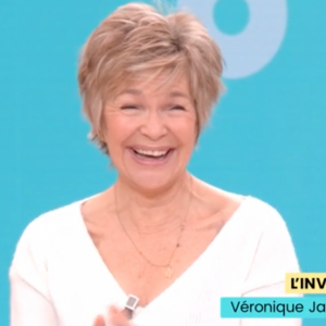 A laquelle personne ne s'attendait, Véronique Jannot la première.
Véronique Jannot dans "Bonjour" sur TF1 avec son chien.