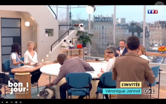 Une séquence insolite !
Véronique Jannot dans "Bonjour" sur TF1 avec son chien.