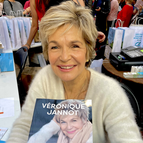 Alors qu'elle était interrogée sur son actualité.
Véronique Jannot lors de la 41ème Foire du Livre de Brive dans La Halle Brassens, à Brive-la-Gaillarde, France, le 11 novembre 2023. © Fabien Faure/Bestimage