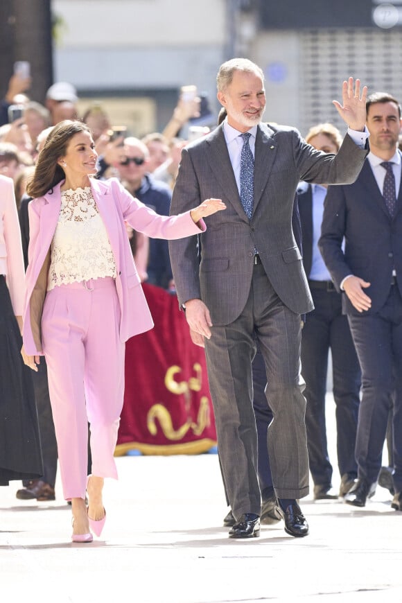 Et on aime les voir si printaniers ! 
Le roi Felipe VI d'Espagne et la reine Letizia d'Espagne assistent à la remise des Prix nationaux de recherche 2023 à Gandie, le 14 mars 2024. © Jack Abuin/ZUMA Press Wire