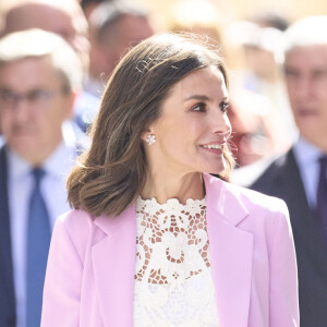 Le roi Felipe VI d'Espagne et la reine Letizia d'Espagne assistent à la remise des Prix nationaux de recherche 2023 à Gandie, le 14 mars 2024. 