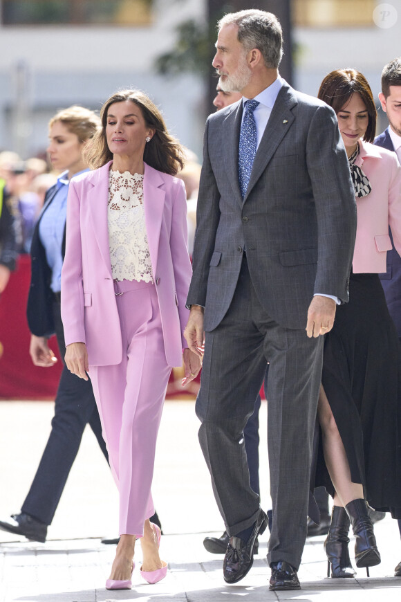 Le roi Felipe VI d'Espagne et la reine Letizia d'Espagne assistent à la remise des Prix nationaux de recherche 2023 à Gandie, le 14 mars 2024. 