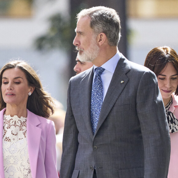 Le roi Felipe VI d'Espagne et la reine Letizia d'Espagne assistent à la remise des Prix nationaux de recherche 2023 à Gandie, le 14 mars 2024. 