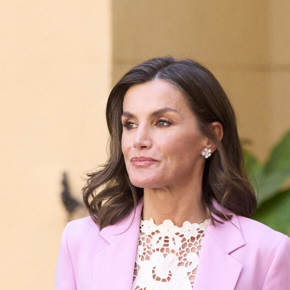 Letizia d'Espagne a fait sensation jeudi !
Le roi Felipe VI d'Espagne et la reine Letizia d'Espagne assistent à la remise des Prix nationaux de recherche à Gandie. 