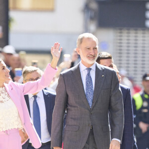 Et aux côtés de son mari, elle avait choisi un joli tee-shirt en dentelle. 
Le roi Felipe VI d'Espagne et la reine Letizia d'Espagne assistent à la remise des Prix nationaux de recherche 2023 à Gandie, le 14 mars 2024. 