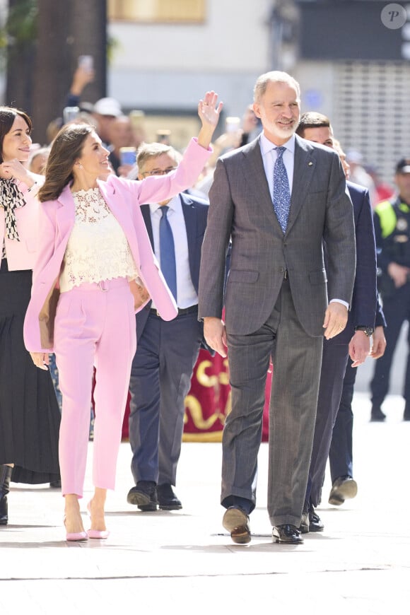 Et aux côtés de son mari, elle avait choisi un joli tee-shirt en dentelle. 
Le roi Felipe VI d'Espagne et la reine Letizia d'Espagne assistent à la remise des Prix nationaux de recherche 2023 à Gandie, le 14 mars 2024. 