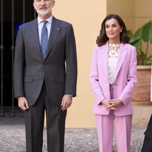 Une sortie élégante en amoureux. 
Le roi Felipe VI d'Espagne et la reine Letizia d'Espagne assistent à la remise des Prix nationaux de recherche 2023 à Gandie, le 14 mars 2024. 