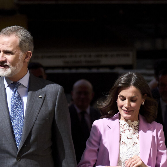 Le roi Felipe VI d'Espagne et la reine Letizia d'Espagne assistent à la remise des Prix nationaux de recherche 2023 à Gandie, le 14 mars 2024. 