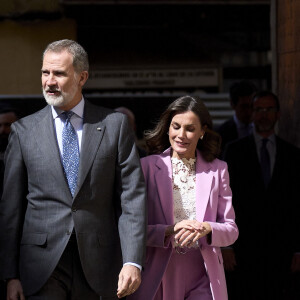 Le roi Felipe VI d'Espagne et la reine Letizia d'Espagne assistent à la remise des Prix nationaux de recherche 2023 à Gandie, le 14 mars 2024. 