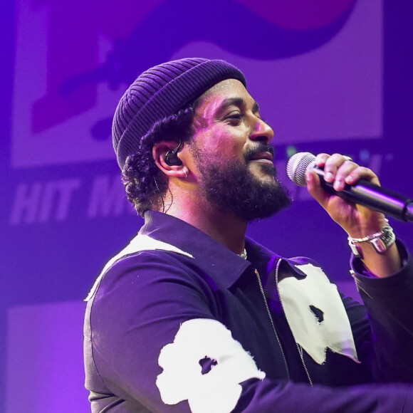 Le chanteur Slimane sur la scène du Rugby Music Live, concert NRJ, une rencontre d'artistes et de sportifs devant 8000 spectateurs qui ont fait un don pour 3 associations : MBM (Manifestation de Bienveillance pour enfants Malade), les Zèbres (Moments de réconfort pour les enfants hospitalisés) et la fondation OVE ((enfants orphelins et démunis) à Lyon, le 13/05/2023. © Sandrine Thesillat / Panoramic / Bestimage 