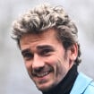 PHOTOS Antoine Griezmann comparé à Johnny Hallyday et George Michael : avez-vous vu son look très vintage à Clairefontaine ?