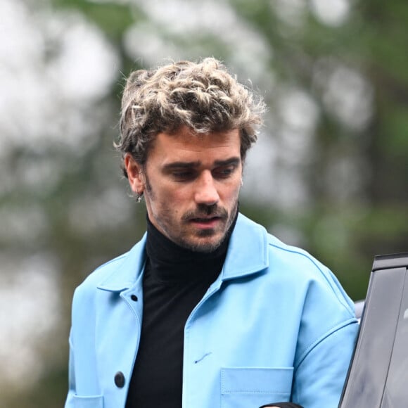 Son style vestimentaire ainsi que ses mèches blondes et sa boucle d'oreille à l'oreille gauche ont fait réagir les internautes
 
Antoine Griezmann arrive à Clairefontaine, le 18 mars 2024. © Federico Pestellini/Panoramic/Bestimage