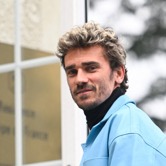 "George Michael convoqué au rassemblement des Bleus", écrit un internaute
 
Antoine Griezmann arrive à Clairefontaine, le 18 mars 2024. © Federico Pestellini/Panoramic/Bestimage