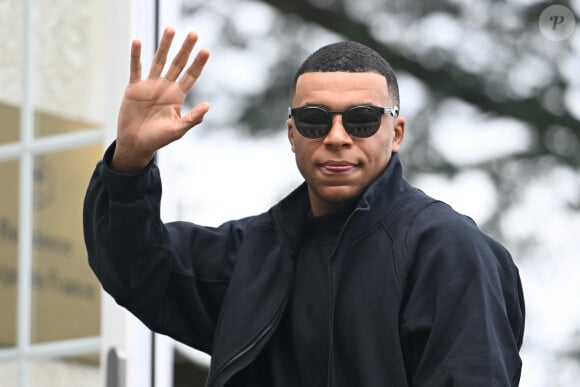 Kylian Mbappe arrive à Clairefontaine, le 18 mars 2024. © Federico Pestellini/Panoramic/Bestimage