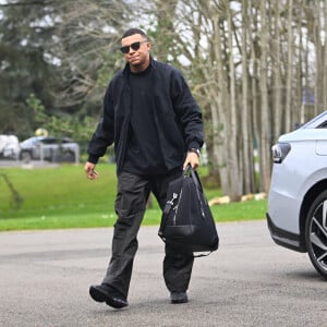 Un rassemblement où se trouvait également Kylian Mbappé, très sobre dans un look tout en noir
 
Kylian Mbappe arrive à Clairefontaine, le 18 mars 2024. © Federico Pestellini/Panoramic/Bestimage