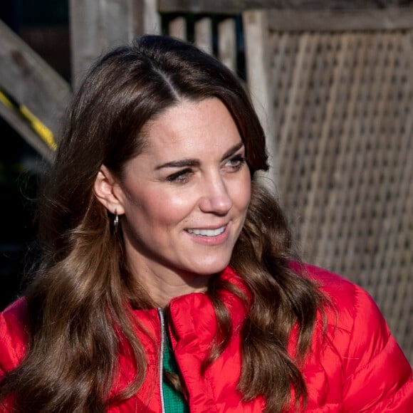 Cependant, les images n'étant pas d'une netteté absolue, elles suscitent toujours des interrogations. Sur les réseaux sociaux, nombreuses sont les personnes à nier qu'il s'agit bien de Kate Middleton
Kate Catherine Middleton a participé aux activités caritatives de Noël avec les familles et les enfants lors de sa visite à la "Peterley Manor Farm" à Buckinghamshire. Le 4 décembre 2019