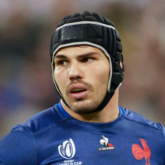 Les nouveaux coéquipiers d'Antoine Dupont saoulés par son arrivée
 
Antoine Dupont - Coupe du Monde de Rugby France 2023 - Match de quart de finale "France-Afrique du Sud" au Stade de France à Saint-Denis. © © Moreau-Jacovides/Bestimage