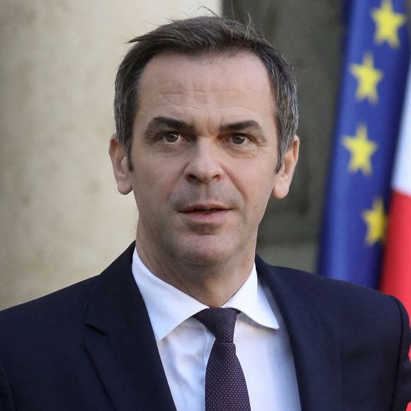 Olivier Véran souhaiterait faire de la médecine esthétique
 
Olivier Véran, porte-parole du gouvernement à la sortie du conseil des ministres, au palais de l'Elysée, Paris, le 6 décembre 2023 © Stéphane Lemouton / Bestimage