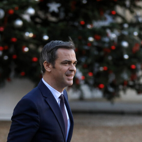 Olivier Véran, porte-parole du gouvernement à la sortie du Conseil des ministres, au palais de l'Elysée, Paris, le 20 décembre 2023 © Stéphane Lemouton / Bestimage