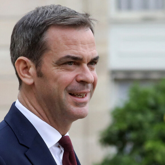 Une manière d'aider "des gens à se sentir mieux dans leur peau, dans leur corps", comme il l'explique
 
Olivier Véran, porte-parole du gouvernement à la sortie du Conseil des ministres, au palais de l'Elysée, Paris, le 13 octobre 2023 © Stéphane Lemouton / Bestimage