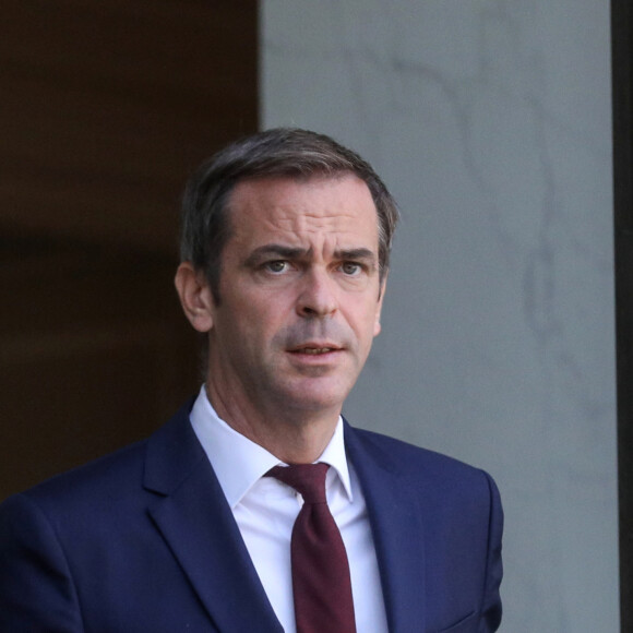 Olivier Véran, porte-parole du gouvernement à la sortie du conseil des ministres, au palais de l'Elysée à Paris. Le 27 septembre 2023 © Stéphane Lemouton / Bestimage