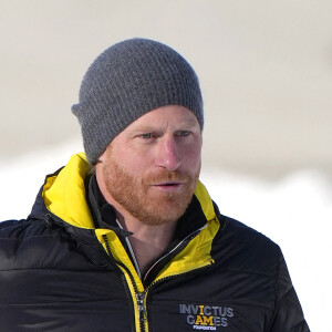 Toutefois, ça n'a pas empêché le prince Harry d'aller dévaler les pistes de ski.
Le prince Harry fait du skeleton sous les yeux de Meghan Markle lors d'une visite au camp d'entraînement des athlètes des Invictus Games 2024, à Whistler, en Colombie-Britannique, le 15 février 2024.