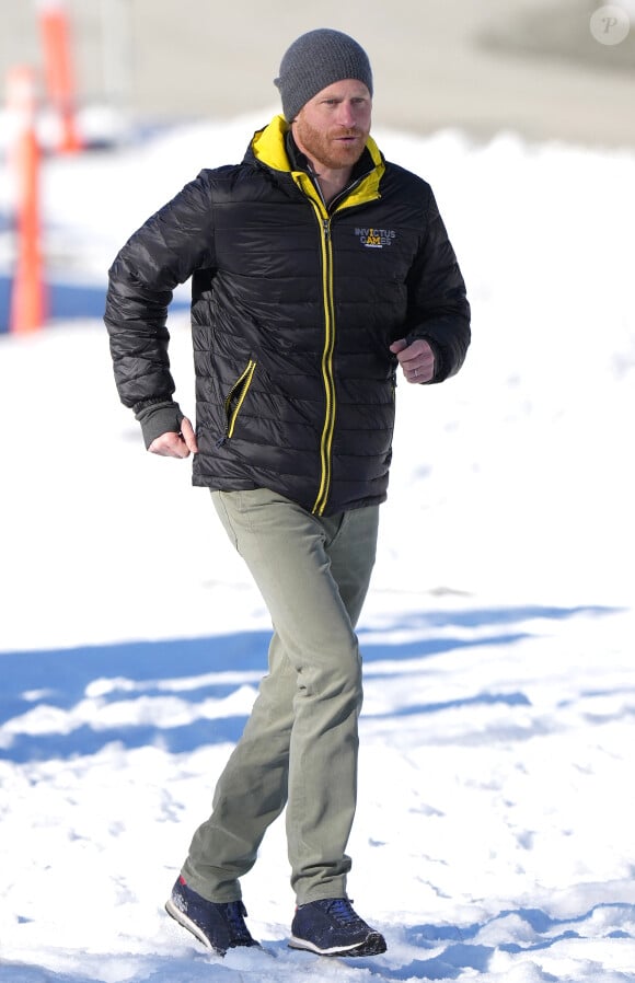 Toutefois, ça n'a pas empêché le prince Harry d'aller dévaler les pistes de ski.
Le prince Harry fait du skeleton sous les yeux de Meghan Markle lors d'une visite au camp d'entraînement des athlètes des Invictus Games 2024, à Whistler, en Colombie-Britannique, le 15 février 2024.