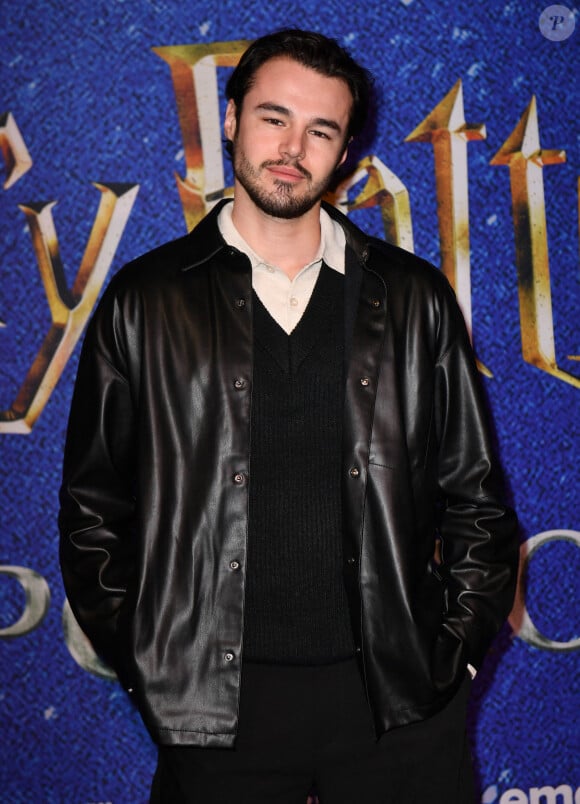 Anthony Colette est le seul à ne pas s'être levé pour l'applaudir, après sa danse.
Anthony Colette - Inauguration de l'exposition Harry Potter à Paris Expo Porte de Versailles le 20 avril 2023 à Paris. © Veeren / Bestimage