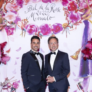 Stéphane Bern et son compagnon Yori Bailleres lors du Bal de la Rose 2022 au Sporting Club de Monaco en faveur de la Fondation Princesse Grace le 8 juillet 2022. © Cyril Moreau / Pool Monaco / Bestimage 