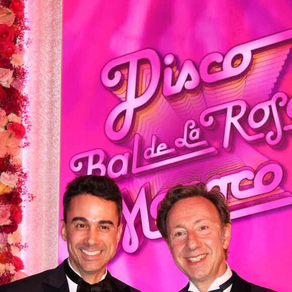 Stephane Bern et son compagnon Yori Bailleres - Bal de la Rose "Disco" 2024 au profit de la Fondation Princesse Grace dans la Salle des Étoiles du Sporting Monte-Carlo à Monaco le 23 mars 2024. © JC Vinaj / Pool Monaco / Bestimage 