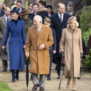 Le prince William, prince de Galles, et Catherine (Kate) Middleton, princesse de Galles, Le roi Charles III d'Angleterre et Camilla Parker Bowles, reine consort d'Angleterre, - Les membres de la famille royale assistent à l'office de Noël à l'église St Mary Magdalene à Sandringham, dans le Norfolk.