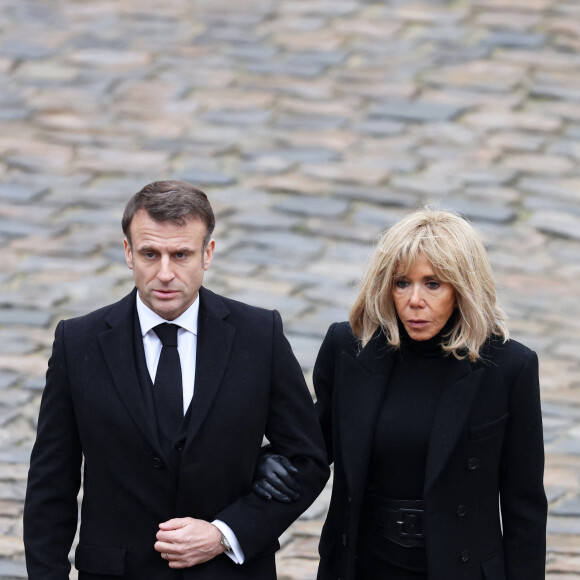 Le président de la République française Emmanuel Macron et sa femme la Première Dame Brigitte Macron - Cérémonie d'hommage national aux victimes françaises des attaques terroristes du 7 octobre en Israël dans la cour d'honneur de l'Hôtel national des Invalides, à Paris, France, le 7 février 2024. Quatre mois jour pour jour après les attentats terroristes qui ont frappé Israël et le peuple israélien et qui ont causé la mort de 42 de nos concitoyens. A ce jour, trois de nos compatriotes demeurent toujours disparus et présumés otages, et la France n'a de cesse d'oeuvrer avec ses partenaires pour leur libération. © Dominique Jacovides/Bestimage 
