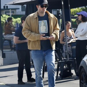 Robert Pattinson est récemment devenu papa.
Robert Pattinson déjeune seul à Los Angeles.