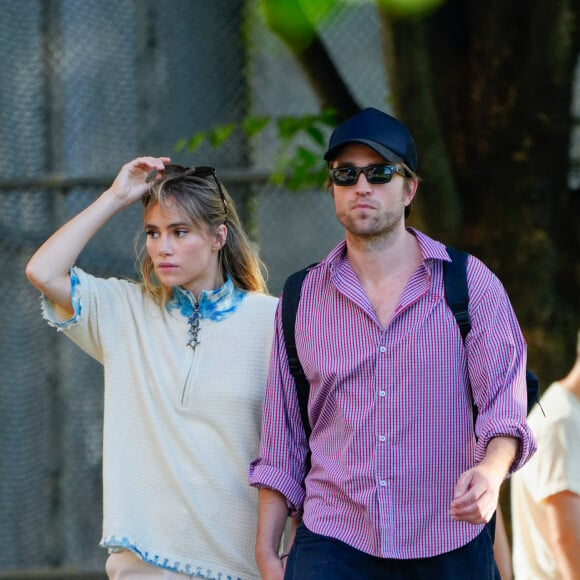 Exclusif - Robert Pattinson et sa compagne Suki Waterhouse se promènent, main dans la main, à New York, le 30 juillet 2023.