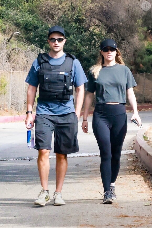 Exclusif - Robert Pattinson et sa compagne Suki Waterhouse sont sortis faire une randonnée dans un parc de Los Angeles le 10 novembre 2023.