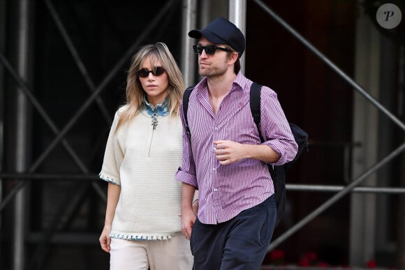 Mais ils ont été aperçus en pleine promenade, dans les rues de Los Angeles, en train de faire rouler une poussette de couleur rose pâle.
Exclusif - Robert Pattinson et sa compagne Suki Waterhouse se promènent, main dans la main, à New York, le 30 juillet 2023.