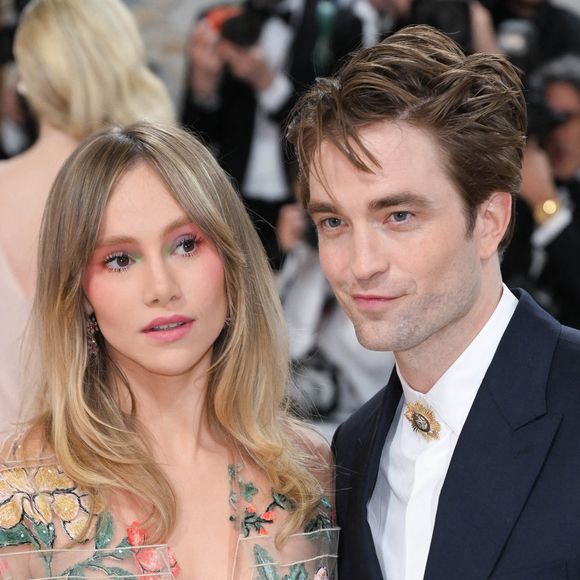 C'est une grande première pour le comédien... et pas au cinéma !
Suki Waterhouse et Robert Pattinson - Soirée du "MET Gala" à New York.