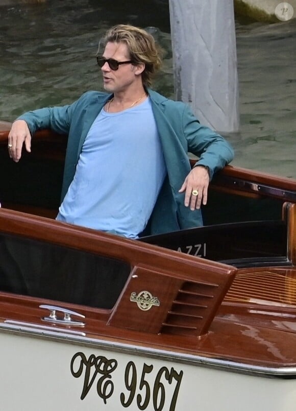 Brad Pitt quitte le festival de Venise (Mostra) en bateau-taxi le 9 septembre 2022.