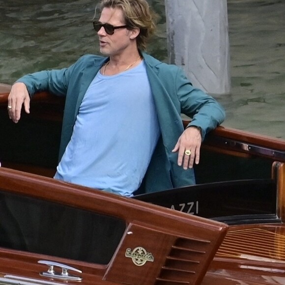 Brad Pitt quitte le festival de Venise (Mostra) en bateau-taxi le 9 septembre 2022.