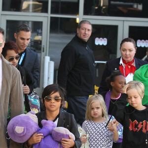 Brad Pitt réclamait une garde à 50 %, tandis qu'Angelina Jolie se battait pour obtenir la garde exclusive.
Brad Pitt et Angelina Jolie arrivent à l'aéroport de Los Angeles en provenance d'Australie avec leurs enfants, le 5 février 2014.