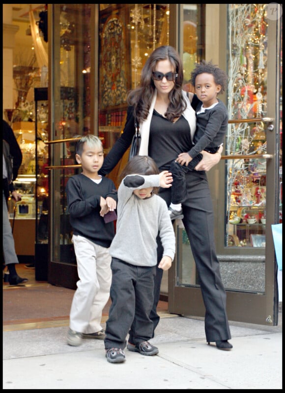 Angelina Jolie et ses enfants.
