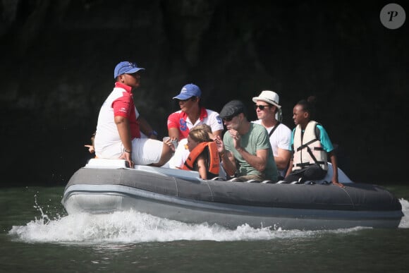 Brad Pitt et Angelina Jolie profitent d'une journée en bateau en famille, avec leurs enfants Shiloh, Vivienne, Knox, Maddox, Pax, et Zahara Jolie-Pitt et le frère d'Angelina, James Haven, à Phuket, le 26 décembre 2015.