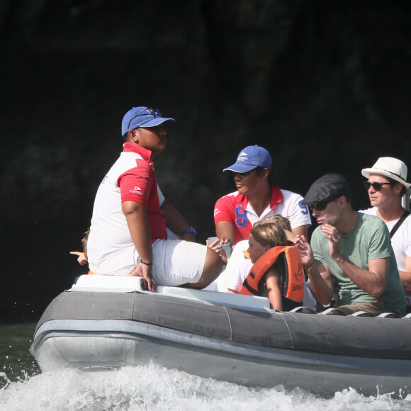 Brad Pitt et Angelina Jolie profitent d'une journée en bateau en famille, avec leurs enfants Shiloh, Vivienne, Knox, Maddox, Pax, et Zahara Jolie-Pitt et le frère d'Angelina, James Haven, à Phuket, le 26 décembre 2015.