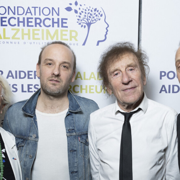 Un événement qui vient en aide à la recherche contre la maladie d'Alzheimer
Exclusif - Véronique de Villèle, Pierre Souchon, Charles Souchon, Alain Souchon en backstage du concert du gala des 20 ans de la fondation Recherche Alzheimer "2 générations chantent pour la 3ème" à l'Olympia à Paris le 18 mars 2024. © Cyril Moreau / Bestimage